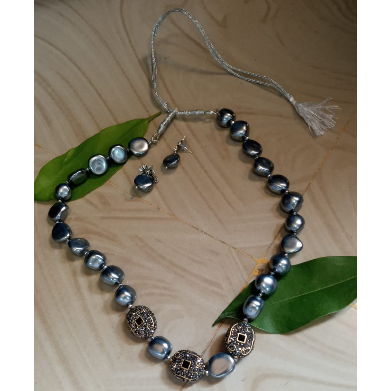 Pearl with beads jewellery in dark gray color